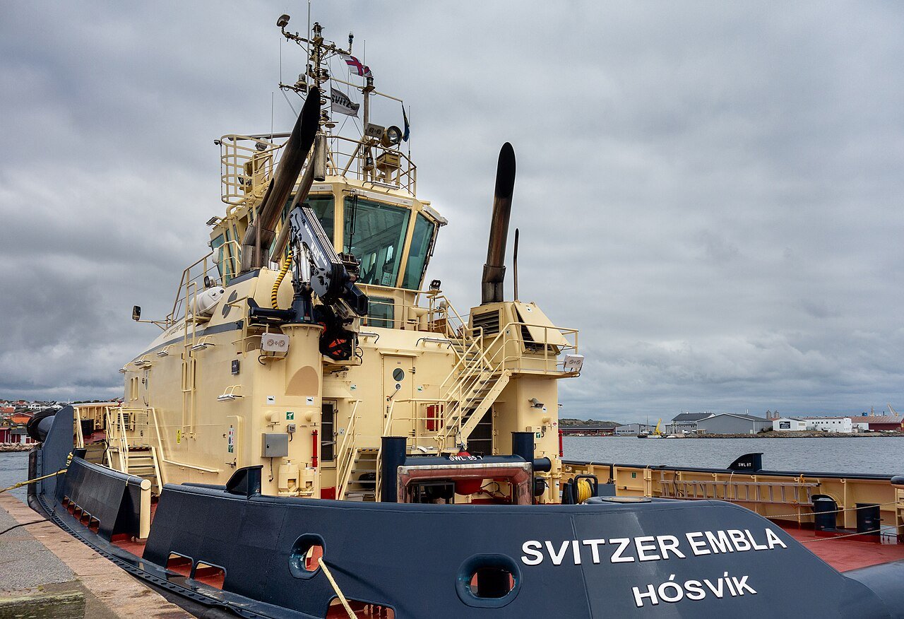 Svitzer Embla in Lysekil, Sweden. Foreign reference vessel, not part of the Dongshin fleet. / 스웨덴 항만에 정박한 해외 참고 예선이며 동신해운 소속이 아닙니다.