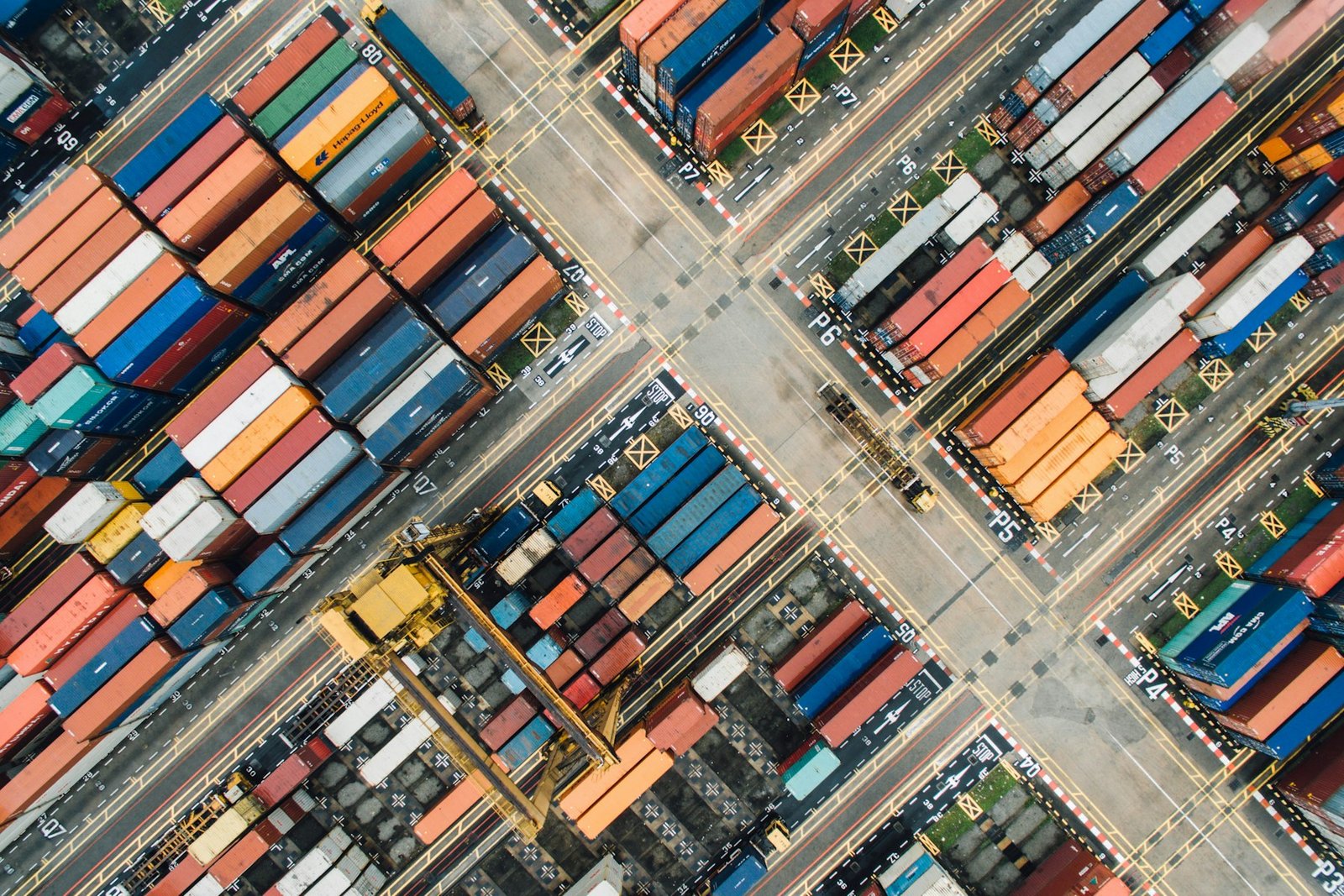 Container terminal seen from above / 컨테이너 터미널을 위에서 바라본 항만 참고 이미지